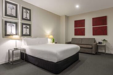 هتل Oaks Melbourne On Collins Suites