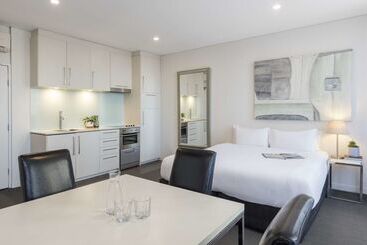 هتل Oaks Melbourne On Collins Suites
