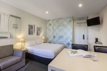 هتل Oaks Melbourne On Collins Suites