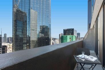 هتل Oaks Melbourne On Collins Suites