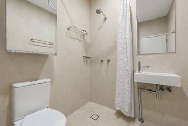 هتل Oaks Melbourne On Collins Suites