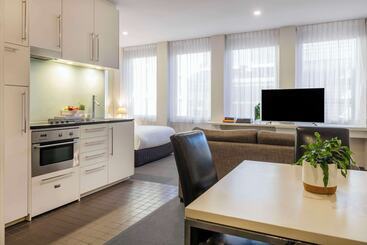 هتل Oaks Melbourne On Collins Suites