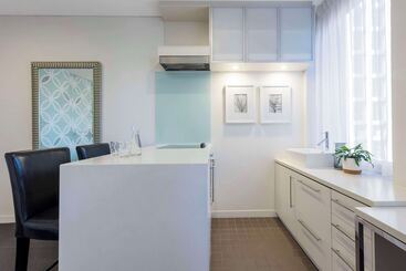 هتل Oaks Melbourne On Collins Suites
