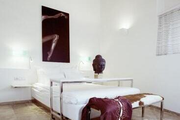 Petit Palace Hotel Tres