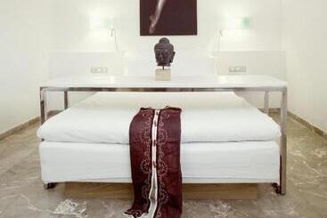 Petit Palace Hotel Tres