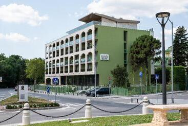 Romance Hotel And Family Suites