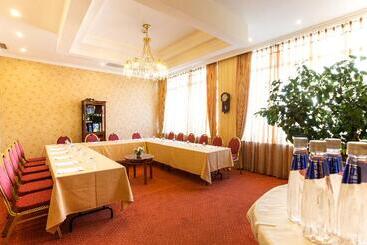 Romance Hotel And Family Suites