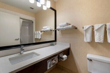 هتل Best Western Cold Lake Inn