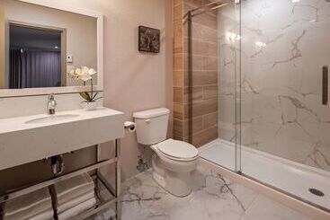 هتل Best Western Plus Montreal East