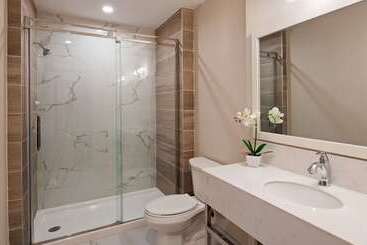 هتل Best Western Plus Montreal East