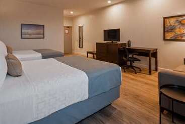 هتل Best Western Plus Montreal East