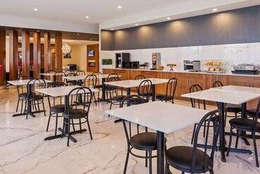 هتل Best Western Plus Montreal East