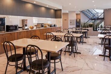 هتل Best Western Plus Montreal East