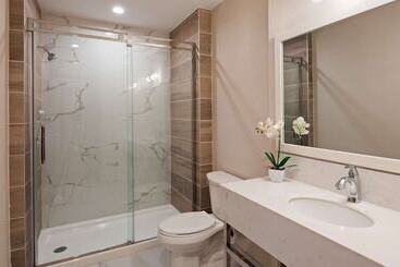 هتل Best Western Plus Montreal East