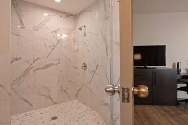 هتل Best Western Plus Montreal East