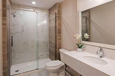 هتل Best Western Plus Montreal East