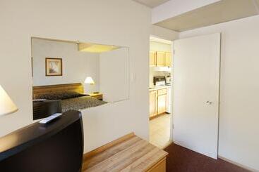 هتل Canada S Best Value Desert Inn & Suites