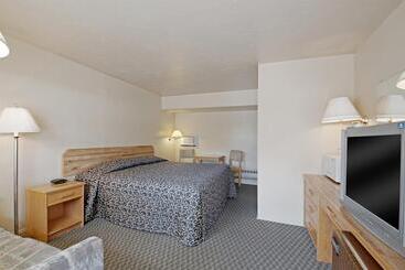 هتل Canada S Best Value Desert Inn & Suites