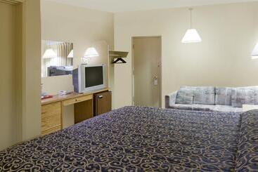 هتل Canada S Best Value Desert Inn & Suites