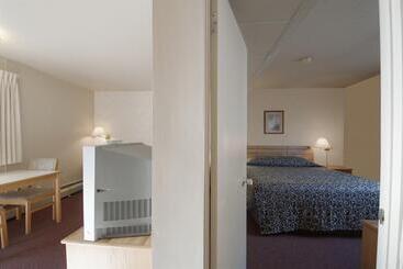 هتل Canada S Best Value Desert Inn & Suites