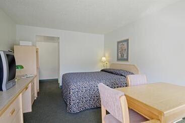هتل Canada S Best Value Desert Inn & Suites