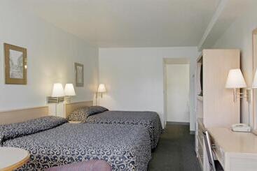 هتل Canada S Best Value Desert Inn & Suites
