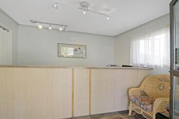 هتل Canada S Best Value Desert Inn & Suites