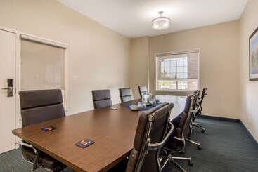 هتل Comfort Inn & Suites