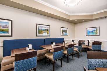 هتل Comfort Inn & Suites