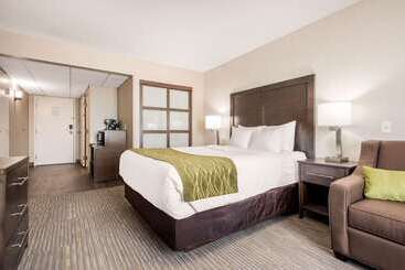 هتل Comfort Inn & Suites