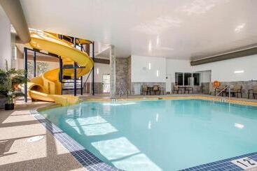 هتل Comfort Inn & Suites