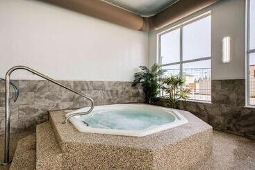 هتل Comfort Inn & Suites
