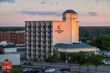 هتل Comfort Inn Fallsview