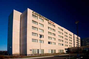 בית מלון כפרי Courtyard By Marriott Montreal Airport