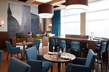 בית מלון כפרי Courtyard By Marriott Montreal Airport