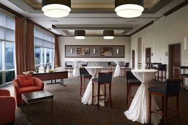 בית מלון כפרי Courtyard By Marriott Montreal Airport