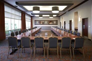 בית מלון כפרי Courtyard By Marriott Montreal Airport