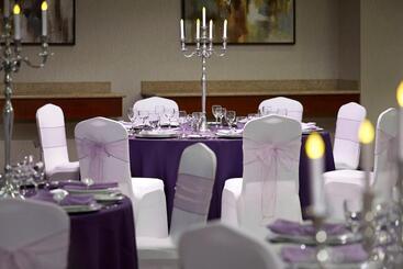 בית מלון כפרי Courtyard By Marriott Montreal Airport