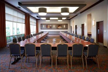 בית מלון כפרי Courtyard By Marriott Montreal Airport