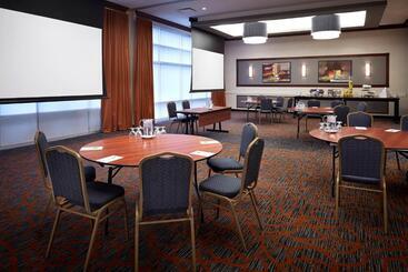 בית מלון כפרי Courtyard By Marriott Montreal Airport