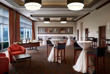 בית מלון כפרי Courtyard By Marriott Montreal Airport