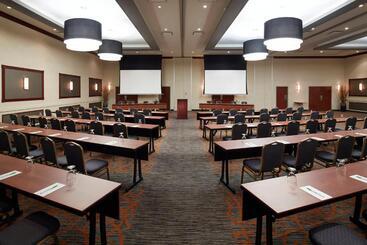 בית מלון כפרי Courtyard By Marriott Montreal Airport
