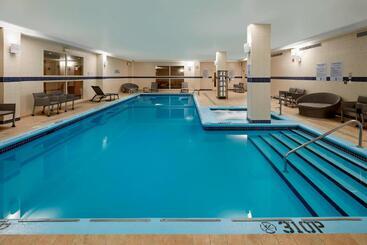 בית מלון כפרי Courtyard By Marriott Montreal Airport