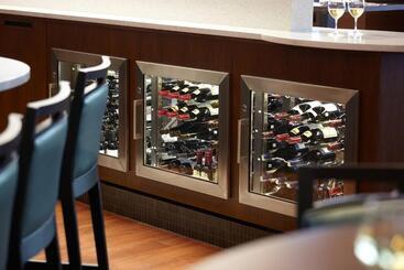 בית מלון כפרי Courtyard By Marriott Montreal Airport