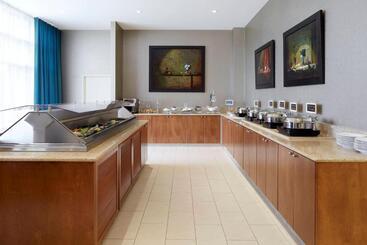 בית מלון כפרי Courtyard By Marriott Montreal Airport