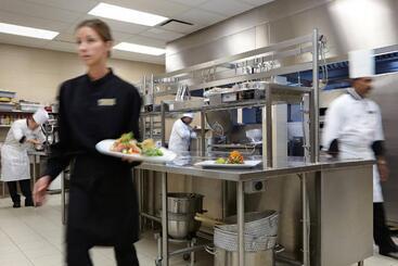 בית מלון כפרי Courtyard By Marriott Montreal Airport
