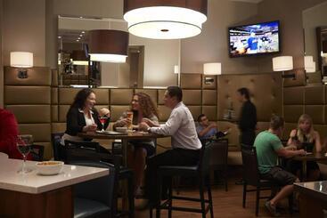 בית מלון כפרי Courtyard By Marriott Montreal Airport
