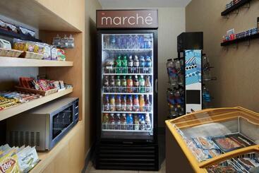 בית מלון כפרי Courtyard By Marriott Montreal Airport