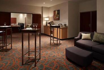 בית מלון כפרי Courtyard By Marriott Montreal Airport