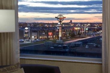 בית מלון כפרי Courtyard By Marriott Montreal Airport